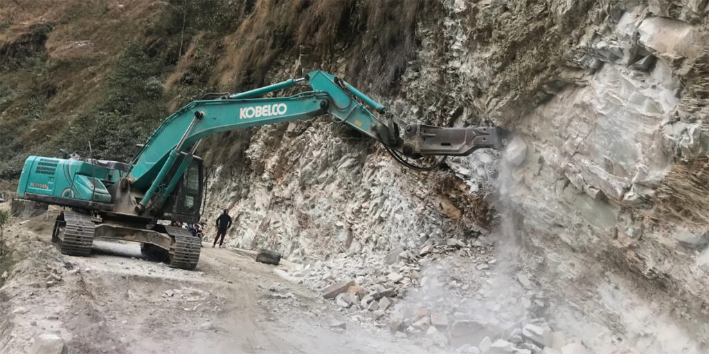 कर्णाली राजमार्ग अवरुद्ध हुन नदिन ठाउँ-ठाउँमा डोजर तैनाथ